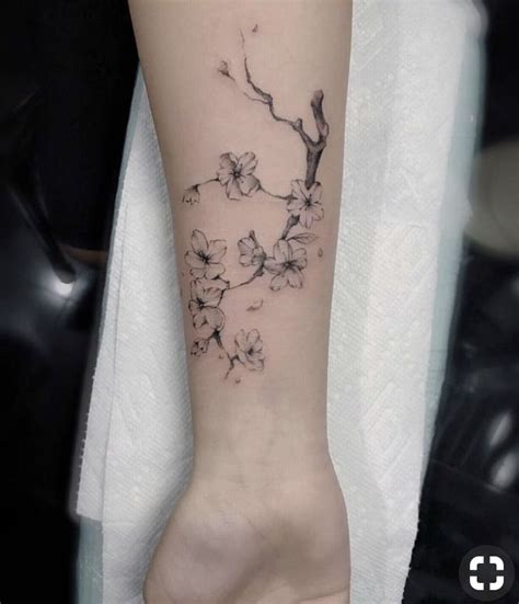 Tatouage Branche De Cerisier Noir Et Blanc Tatouage de fleurs de cerisier Banque d'images vectorielles - Alamy